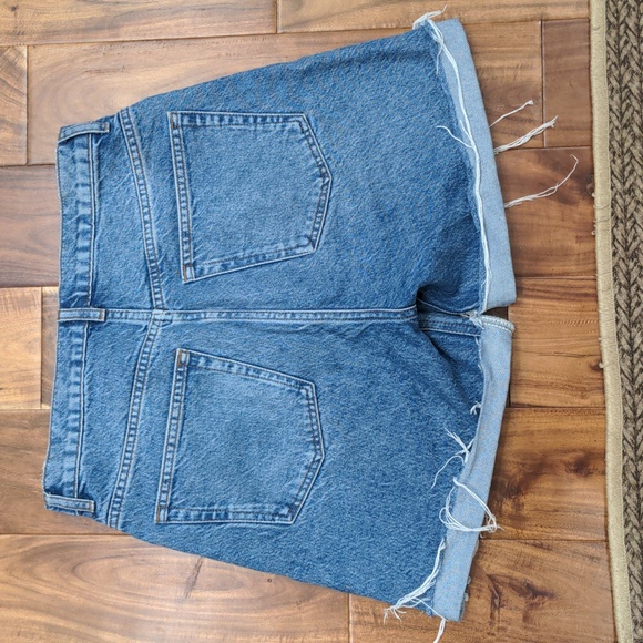 Reformation Max Mid Rise Short - Picture 3 of 6